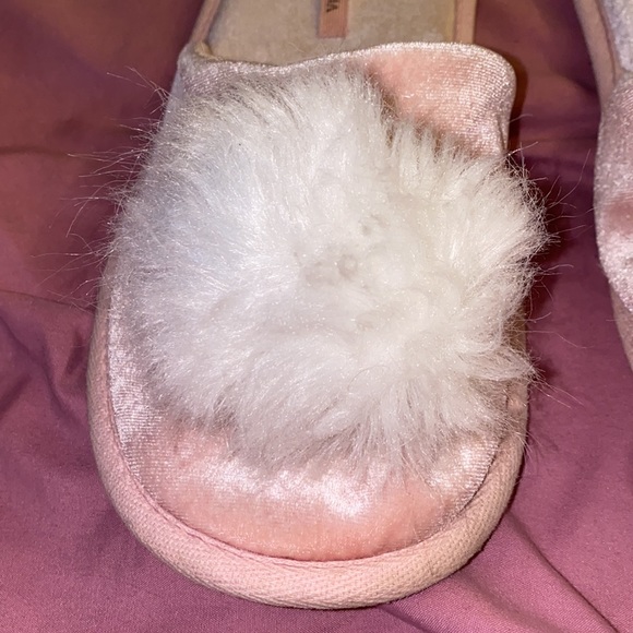 Victoria’s Secret fluffy slippers - Picture 2 of 9